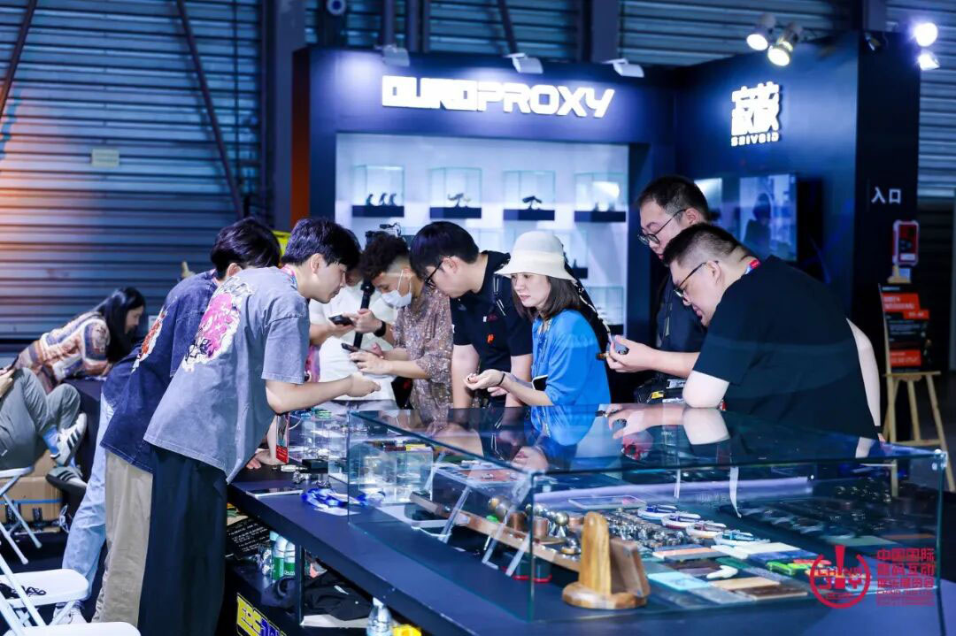 与AI同游!2026年第二十三届ChinaJoy盛大开幕! https://cms3.chinajoy.net/157/upload/resources/image/103357.jpg?token=Bearer eyJhbGciOiJIUzUxMiJ9.eyJpc3MiOiJlY2hpc2FuIiwic3ViIjoie1wiY2xpZW50XCI6XCJXRUJcIixcInR5cGVcIjpcIlVTRVJcIixcIm5hbWVcIjpcInVzZXIyX2FwaVwiLFwic2lnbmF0dXJlXCI6bnVsbCxcImV4cGlyZXNfaW5cIjoxODAwMDAwMH0iLCJpYXQiOjE3ODU1NzI3NDYsImV4cCI6MTc4NTU5MDc0Nn0.HPnAxiidYD1k7VkgJAD_0D0Wu1tmwQ6G_gTyksby3y2UZCbUy9DUdn6tHTLCCrc3fJB-Ny2umh8wrpsCHGvtJw